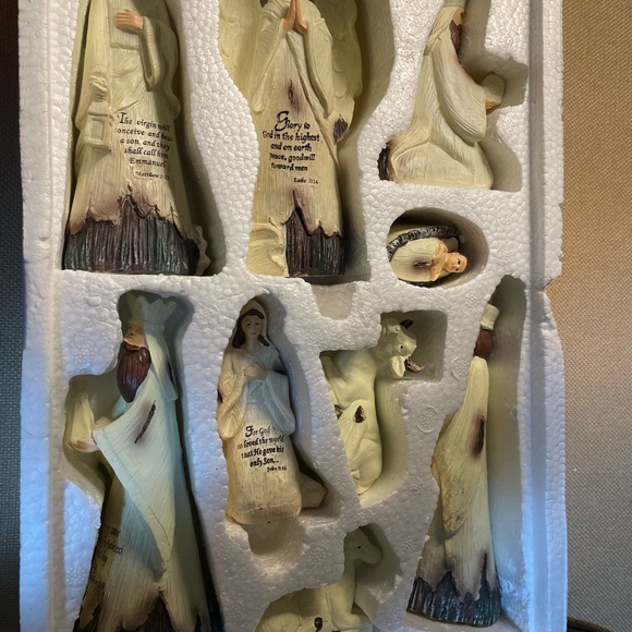 Kirkland Sentiment Nativity Set,Carved Resin Set of 9 Figures, Base, in Box - Picture 6 of 10
